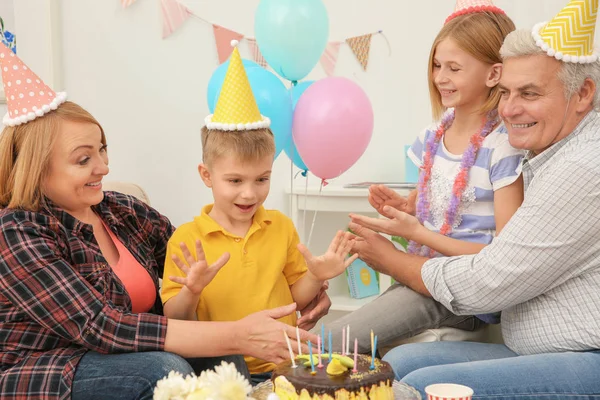 Avós Filhos Comemorando Aniversário — Fotografia de Stock