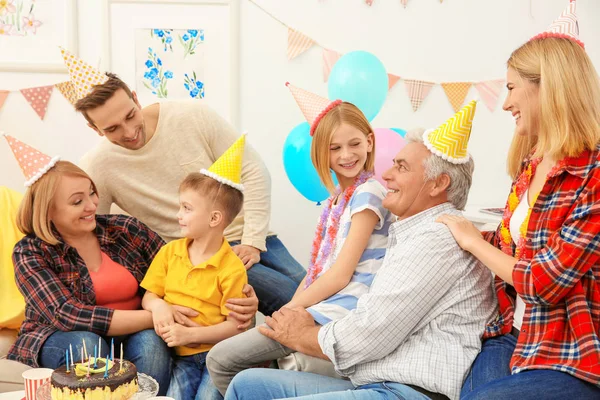 Grote en gelukkige familie viert verjaardag — Stockfoto