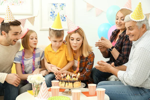 Festa de aniversário. Família sentada à mesa servida — Fotografia de Stock