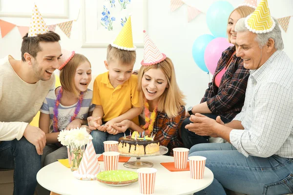 Przyjęcie urodzinowe. Rodzina siedzi przy stole serwowane — Zdjęcie stockowe