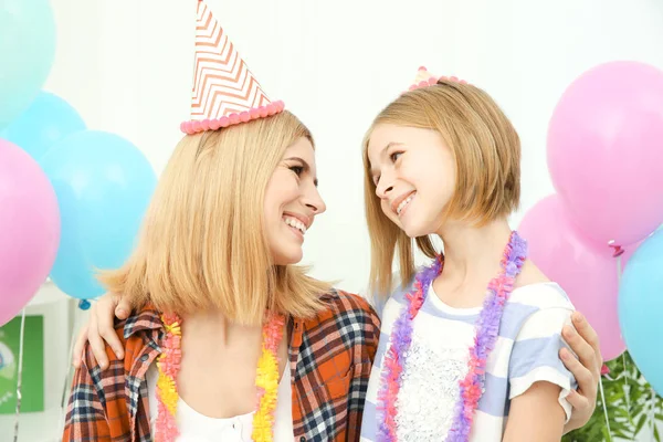 Πάρτι γενεθλίων. Προσωπογραφία της μητέρας και η μικρή της κόρη — Φωτογραφία Αρχείου