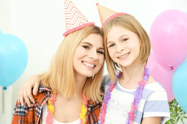 Fiesta de cumpleaños. Retrato de madre e hija pequeña —  Fotos de Stock