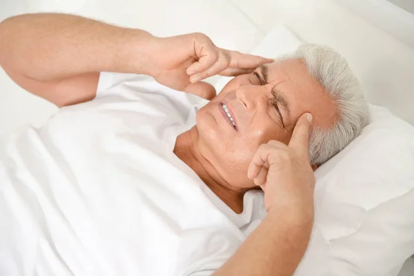 Mann leidet unter Schmerzen — Stockfoto