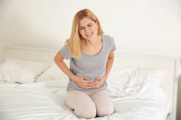 Frau leidet unter Schmerzen — Stockfoto