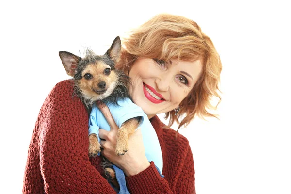 Kobieta w średnim wieku z małego psa — Zdjęcie stockowe