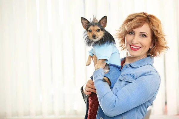 Mulher de meia idade com pouco cão — Fotografia de Stock