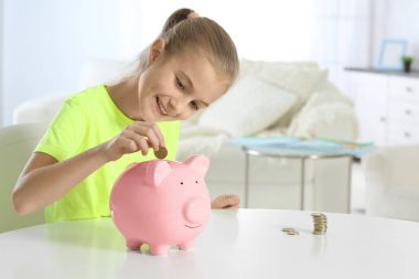 Masada oturan kumbara ile sevimli küçük kız