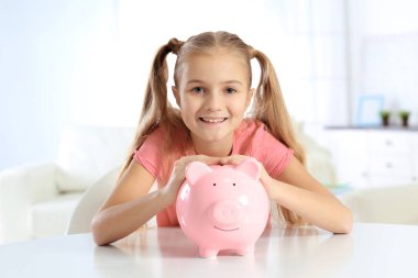 Masada oturan kumbara ile sevimli küçük kız