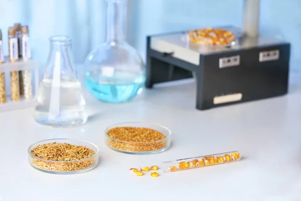 Cereales en cristalería de laboratorio —  Fotos de Stock