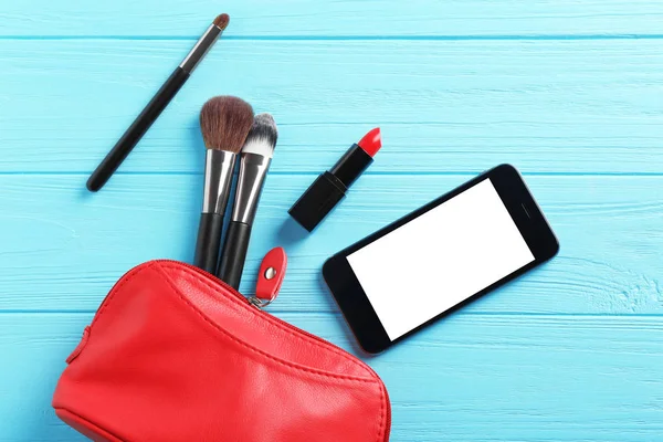 Maquiagem saco com cosméticos e smartphone — Fotografia de Stock
