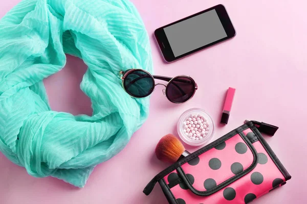 Smartphone con accesorios femeninos — Foto de Stock