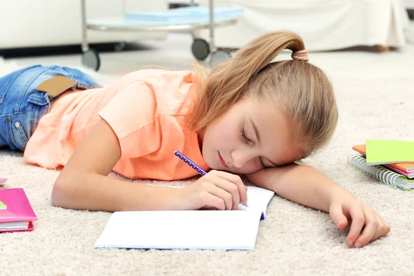 Menina Cansada Atraente Deitada Chão Com Caderno — Fotografia de Stock