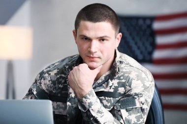 Asker Genel Müdürlük binası içinde laptop ile çalışma