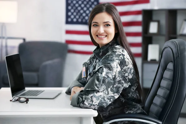 Pretty female soldier — Stock Photo, Image