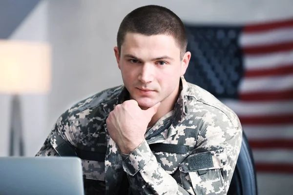 Soldier working with laptop in headquarters building — Stock Photo, Image