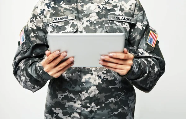 Female soldier with tablet computer — Stock Photo, Image