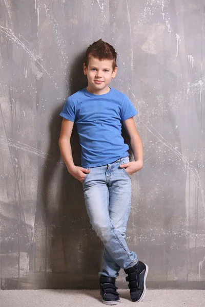 Симпатичный Маленький Мальчик Сером Фоне — стоковое фото