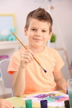 Şirin küçük çocuk.