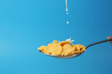 kaşık Mısır gevreği ile