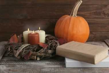 kabak ve kitaplar sonbahar kompozisyonu