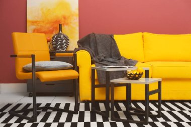 Oda iç sarı kanepe ile