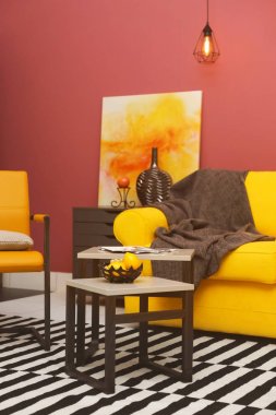 Oda iç sarı kanepe ile