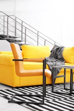 Oda iç sarı kanepe ile