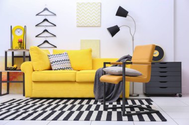 Oda iç sarı kanepe ile