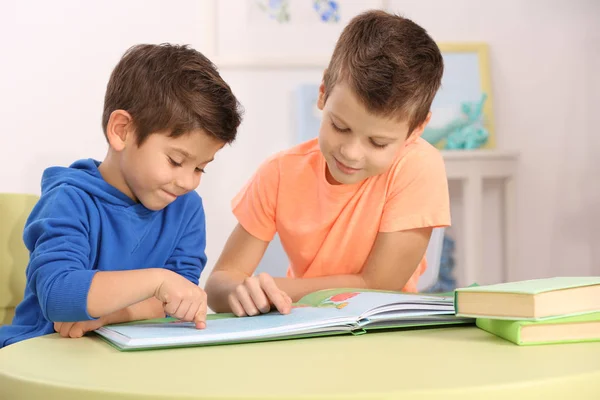 Niedlichen kleinen Jungen mit Buch — Stockfoto