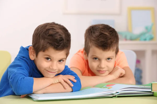 Meninos bonitos — Fotografia de Stock