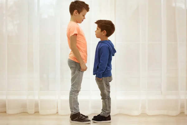 Irmãos pequenos juntos — Fotografia de Stock