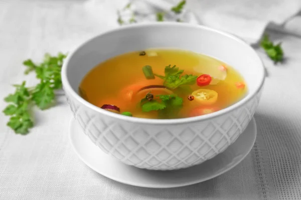 Schüssel mit frischer Gemüsesuppe — Stockfoto