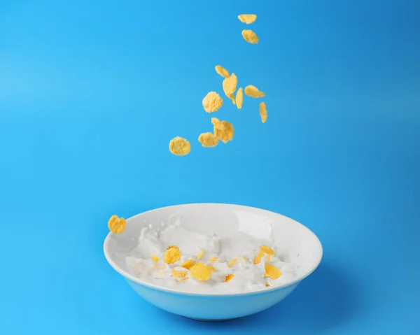 Cornflakes mit Milch in Schüssel — Stockfoto