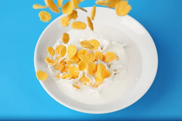 Corn flakes with milk in bowl — Stock Photo, Image
