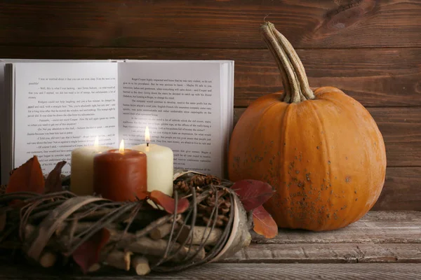 Composition d'automne avec citrouille et livre — Photo