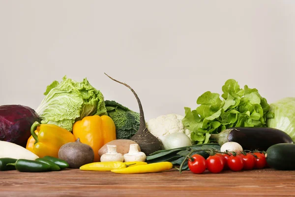 Verse groenten op houten tafel — Stockfoto