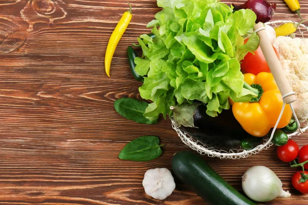 Légumes frais dans le panier — Photo