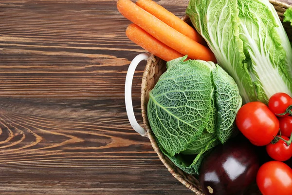 Verduras frescas en cesta —  Fotos de Stock