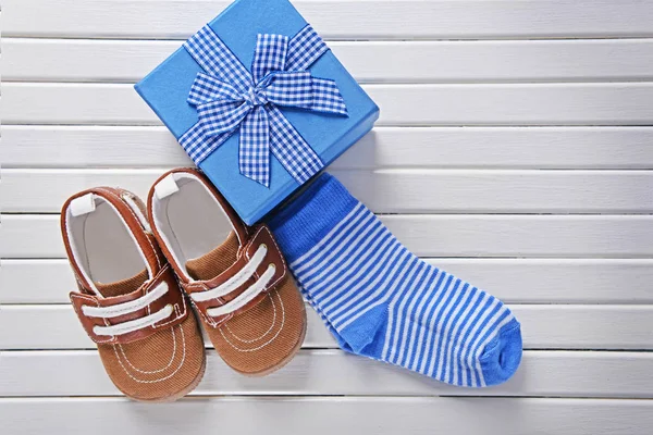 New children shoes with gift box — Stock Photo, Image