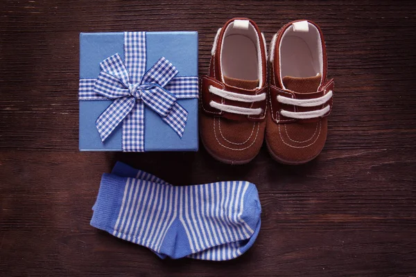 Nouvelles chaussures pour enfants avec boîte cadeau — Photo