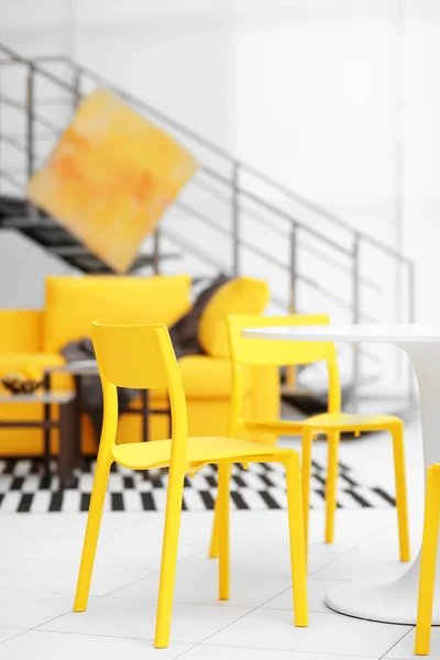 Интерьер номера с желтой мебелью — стоковое фото