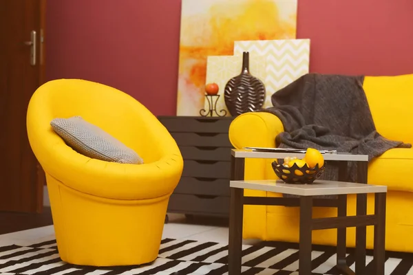 Værelse interiør med gul sofa - Stock-foto