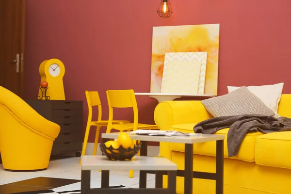 Habitación interior con sofá amarillo — Foto de Stock