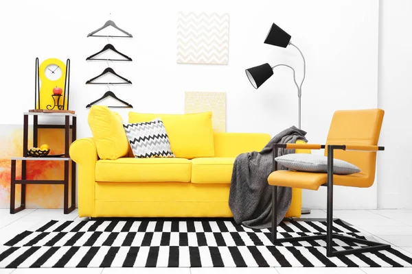 Интерьер комнаты с желтым диваном — стоковое фото