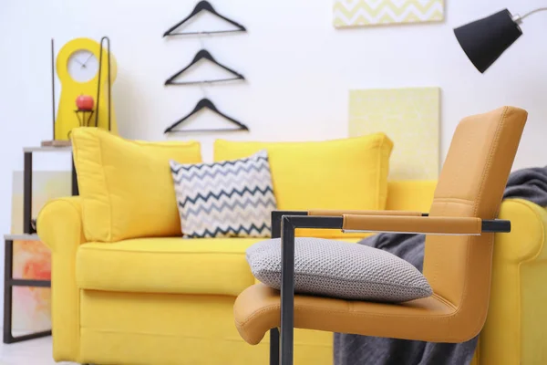 Oda iç sarı kanepe ile — Stok fotoğraf