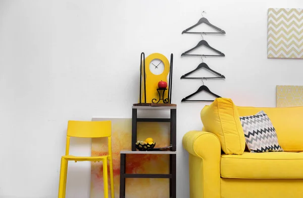 Εσωτερικό δωματίου με κίτρινο καναπέ — Φωτογραφία Αρχείου