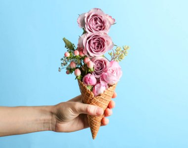 Gözleme koni ile çiçek tutan el