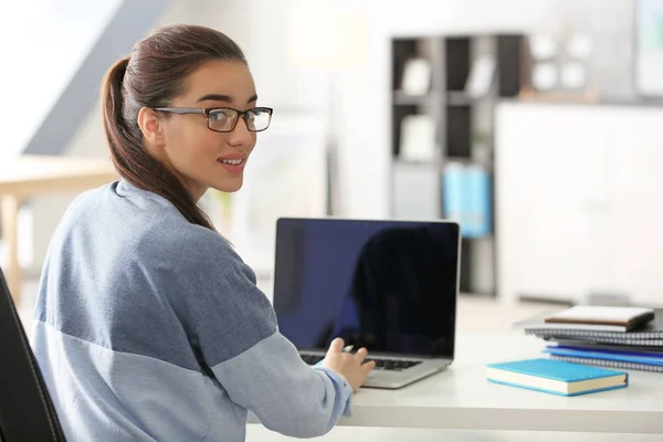 Ung kvinna som arbetar på kontoret — Stockfoto