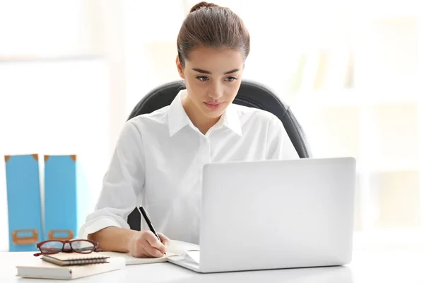 Jeune femme travaillant dans le bureau — Photo