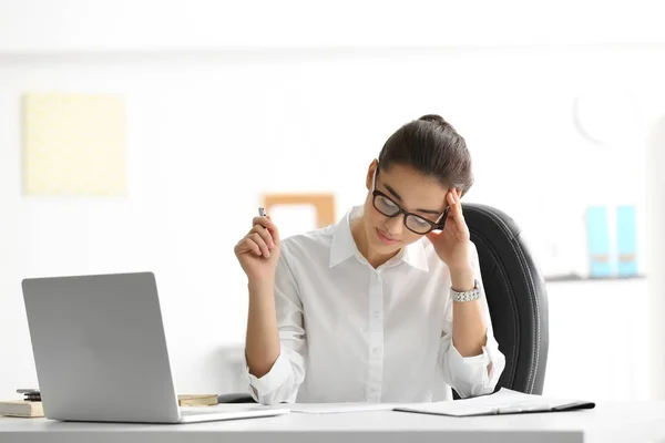 Jonge vrouw werkt in het kantoor — Stockfoto